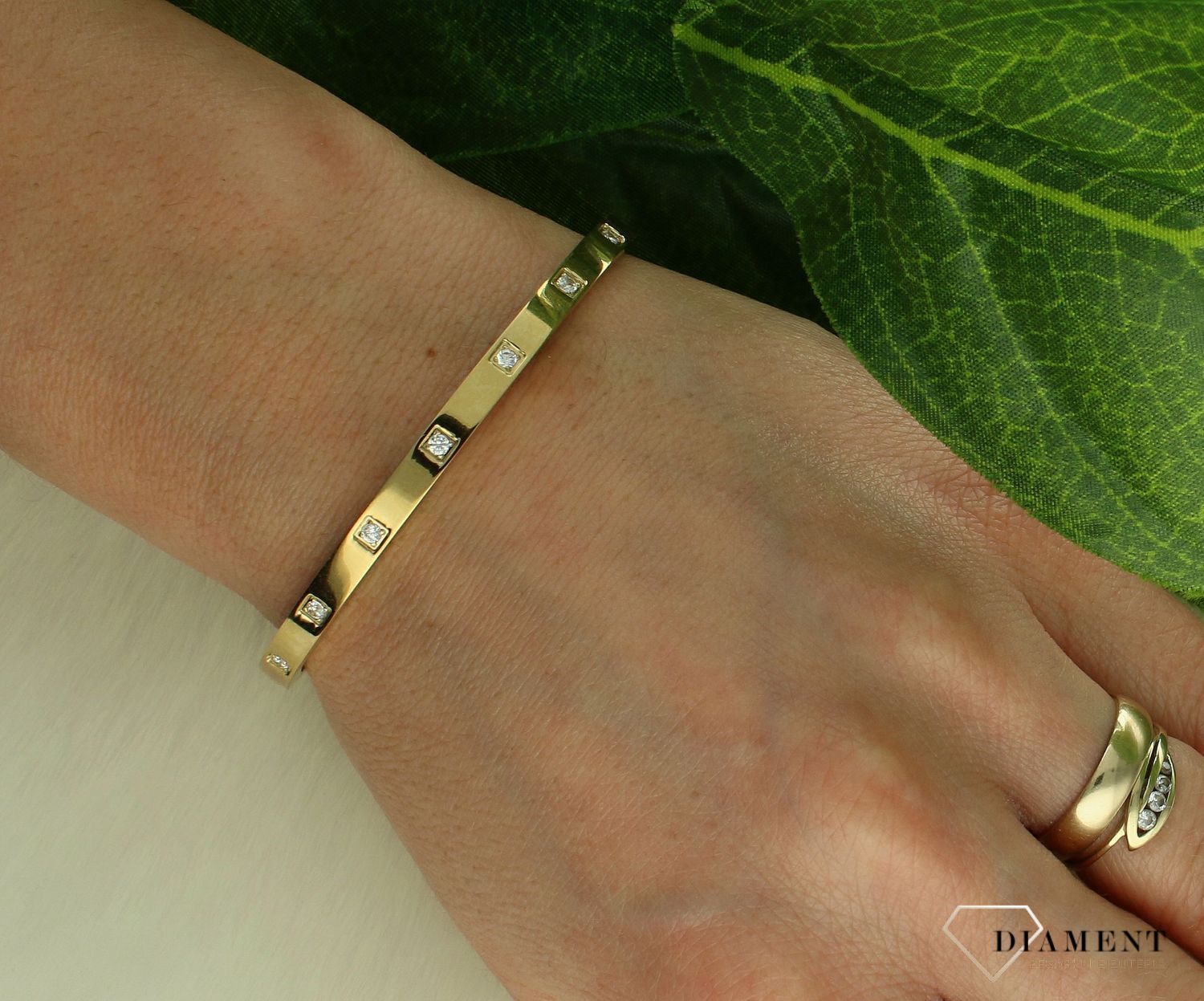 Bransoletka damska złota sztywna z okrągłymi cyrkoniami w kwadratowej oprawie Nomination 029507 012.jpg